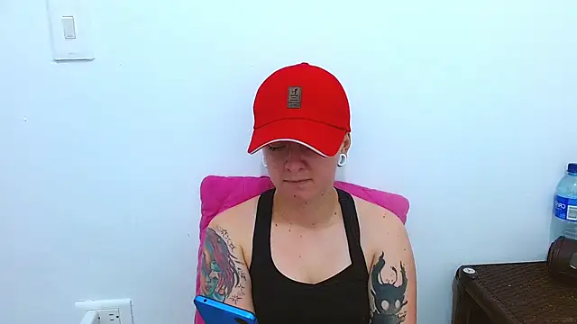 Snapshot of tomboyblue chatting on December 3, 3:22 pm tomboyblue online show from December 3, 3:22 pm