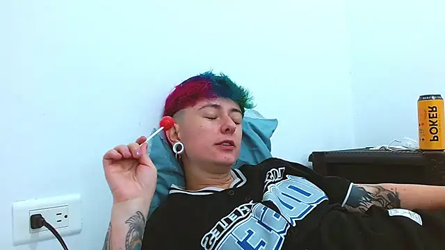 Snapshot of tomboyblue chatting on November 16, 12:43 pm tomboyblue online show from November 16, 12:43 pm