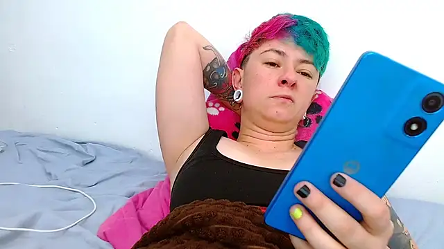 Snapshot of tomboyblue chatting on November 28, 1:22 pm tomboyblue online show from November 28, 1:22 pm