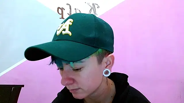 Snapshot of tomboyblue chatting on November 14, 10:35 pm tomboyblue online show from November 14, 10:35 pm