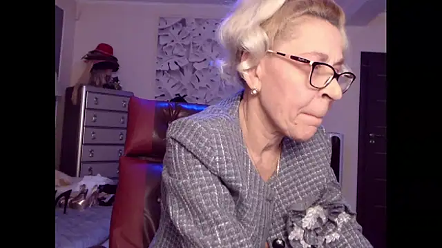 Snapshot of HornyMilf_555 chatting on October 6, 1:12 pm HornyMilf 555 online show from October 6, 1:12 pm