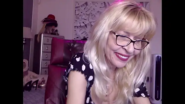 Snapshot of HornyMilf_555 chatting on October 12, 10:38 am HornyMilf 555 online show from October 12, 10:38 am