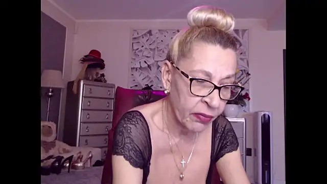 Snapshot of HornyMilf_555 chatting on October 13, 11:01 am HornyMilf 555 online show from October 13, 11:01 am