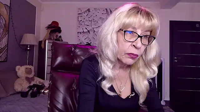 Snapshot of HornyMilf_555 chatting on September 23, 12:56 pm HornyMilf 555 online show from September 23, 12:56 pm