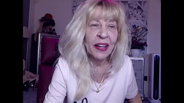 Snapshot of HornyMilf_555 chatting on October 11, 12:06 pm HornyMilf 555 online show from October 11, 12:06 pm