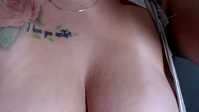 SOPHIA SQUIRTPUSSY online show from April 16, 9:50 pm