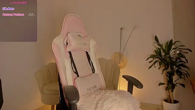 Snapshot of LittleSofia_ chatting on October 24, 2:54 am LittleSofia online show from October 24, 2:54 am