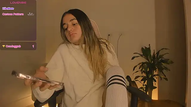 Snapshot of LittleSofia_ chatting on November 5, 3:09 am LittleSofia online show from November 5, 3:09 am