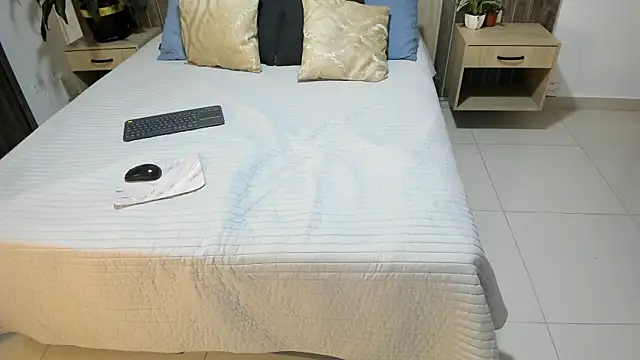 rebeca cortez  online show from February 12, 8:08 pm