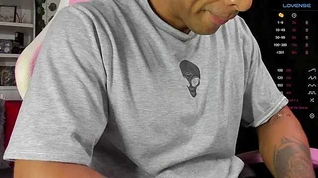Snapshot of Couple_muscle1 chatting on January 13, 11:17 pm Couple muscle1 online show from January 13, 11:17 pm