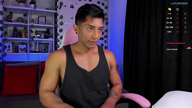 Snapshot of Couple_muscle1 chatting on January 13, 1:06 pm Couple muscle1 online show from January 13, 1:06 pm