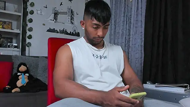 Snapshot of Couple_muscle1 chatting on October 6, 7:03 pm Couple muscle1 online show from October 6, 7:03 pm