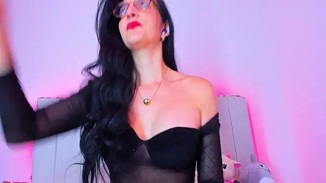 caro lyne  online show from June 1, 5:45 pm