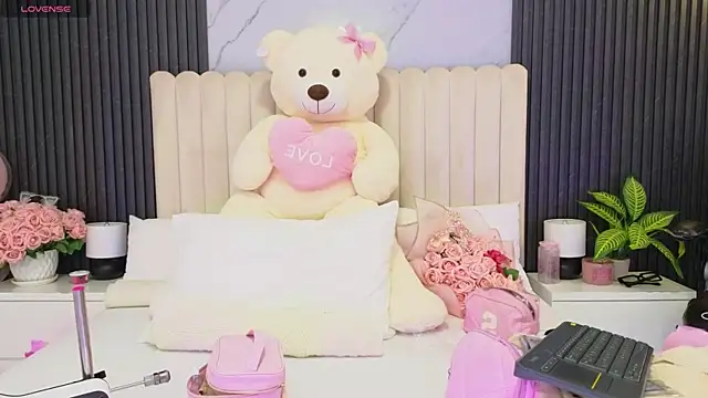 Snapshot of Madiee_Rhea chatting on June 18, 7:41 pm Madiee Rhea online show from June 18, 7:41 pm