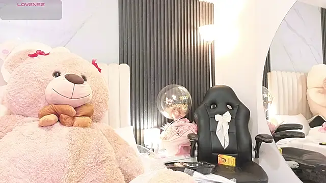 Madiee Rhea online show from May 28, 7:42 pm