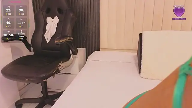 Madiee Rhea online show from March 17, 7:39 pm