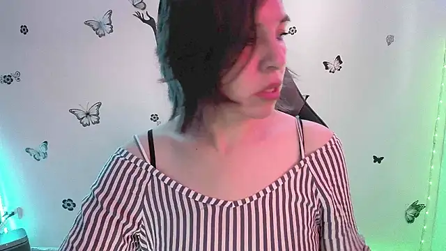 Lady breaks hearts online show from March 11, 12:43 pm