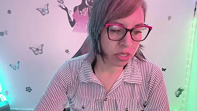 Lady breaks hearts online show from March 26, 12:47 pm