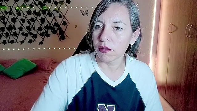 Lady breaks hearts online show from November 20, 9:15 pm