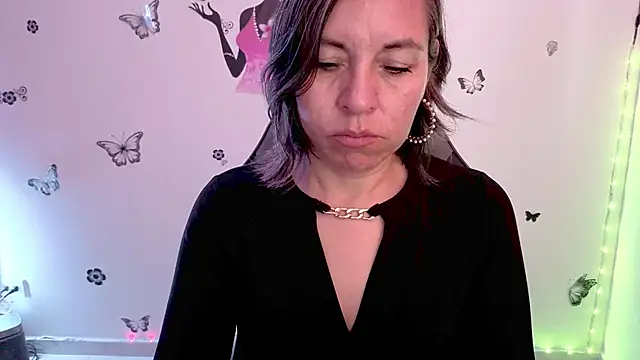 Lady breaks hearts online show from April 28, 12:42 pm