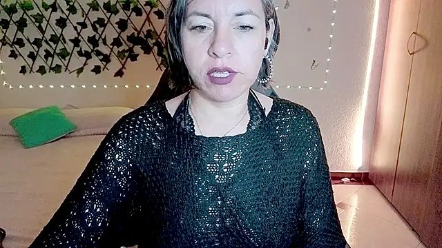 Lady breaks hearts online show from December 18, 11:14 am