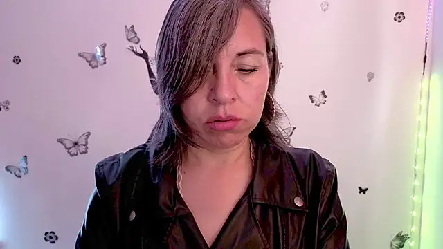 Lady breaks hearts online show from May 14, 12:46 pm