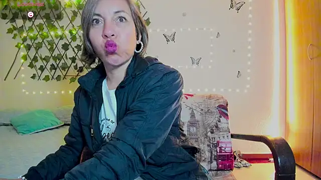 Lady breaks hearts online show from September 24, 10:44 am