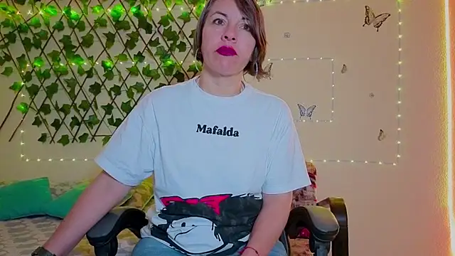 Lady breaks hearts online show from October 30, 10:46 am