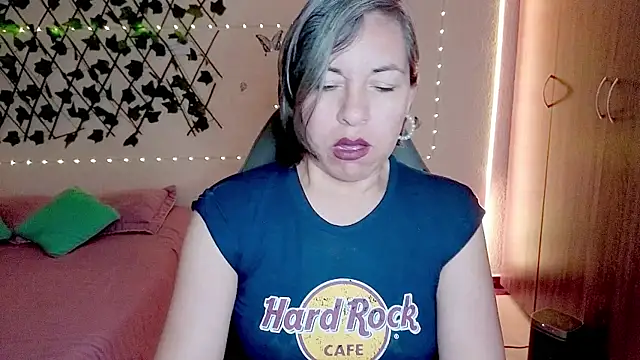 Lady breaks hearts online show from November 22, 10:25 am