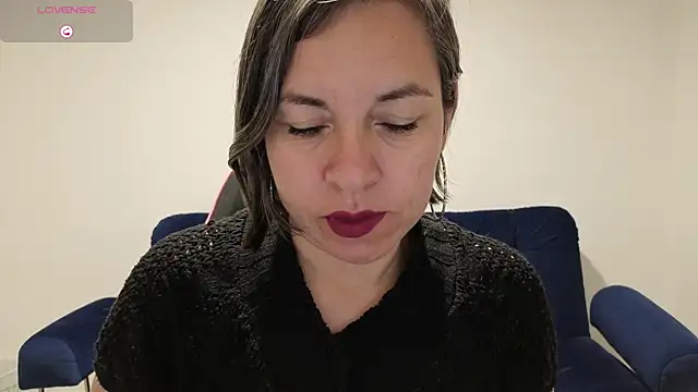 Lady breaks hearts online show from December 5, 10:36 am