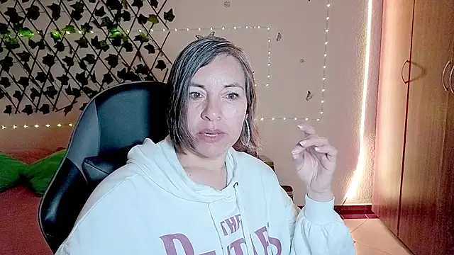 Lady breaks hearts online show from November 14, 10:30 am