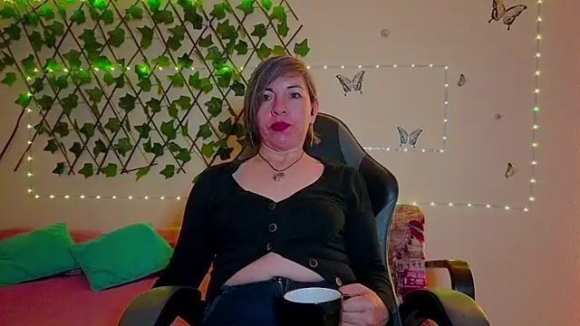 Lady breaks hearts online show from November 12, 10:41 am