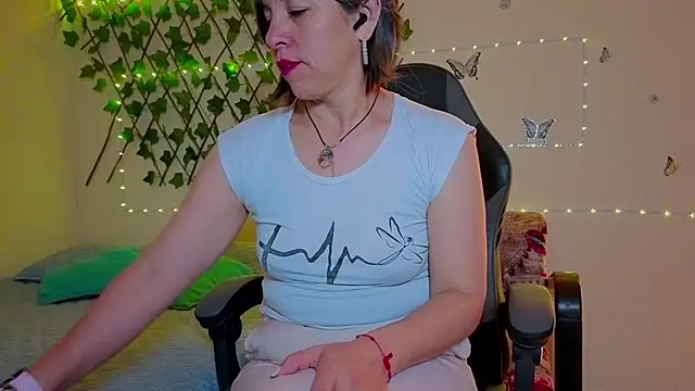 Lady breaks hearts online show from October 15, 10:45 am