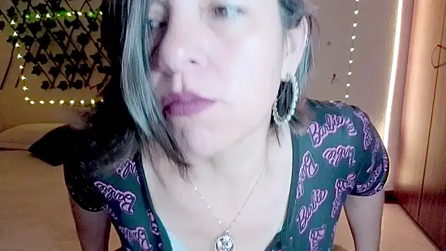 Lady breaks hearts online show from December 17, 11:59 am