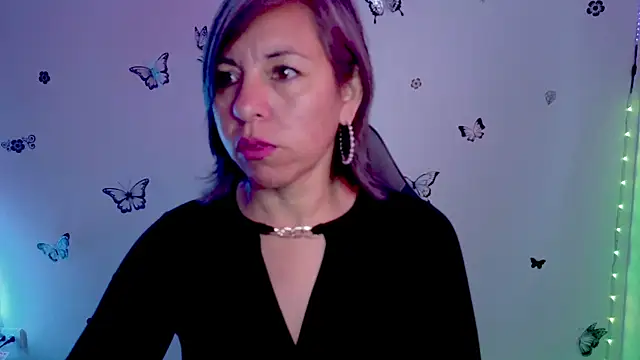 Lady breaks hearts online show from April 6, 12:50 pm