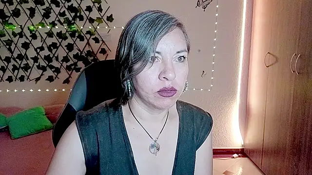 Lady breaks hearts online show from December 1, 10:27 am