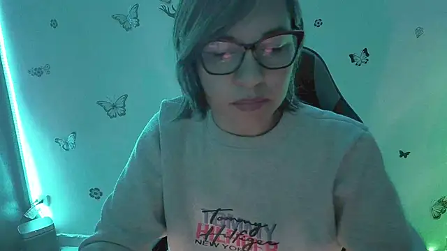 Lady breaks hearts online show from March 29, 10:28 am