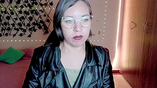 Lady breaks hearts online show from November 27, 8:42 pm