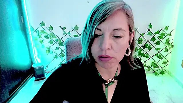 Lady breaks hearts online show from February 24, 1:12 pm