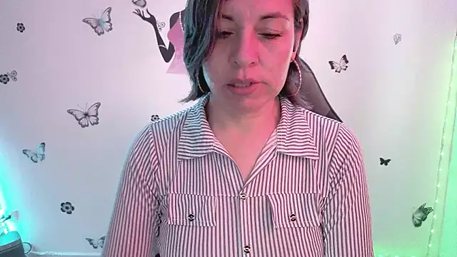 Lady breaks hearts online show from March 12, 12:53 pm