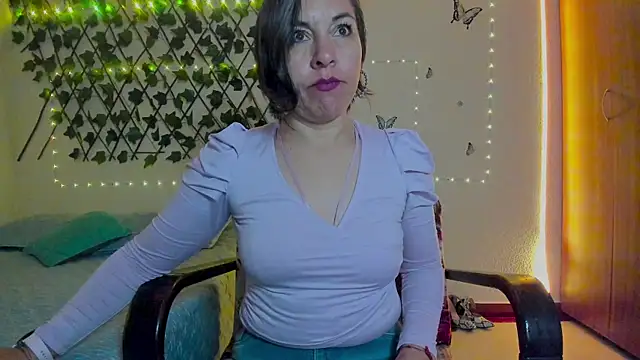 Lady breaks hearts online show from September 25, 10:32 am