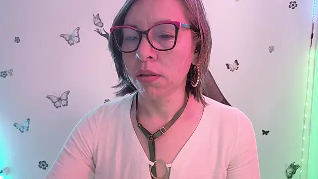 Lady breaks hearts online show from March 25, 12:48 pm