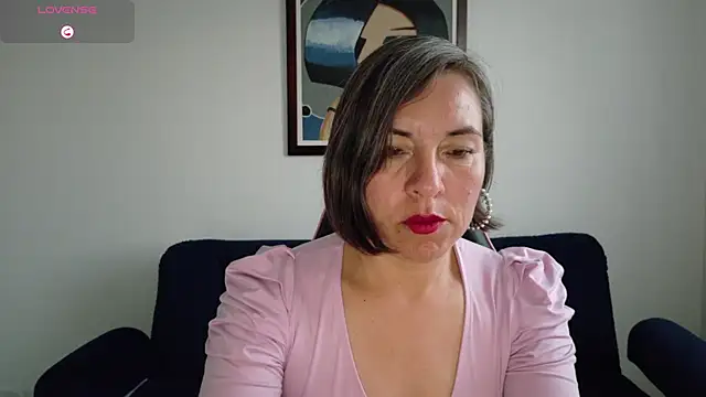 Lady breaks hearts online show from December 4, 10:31 pm