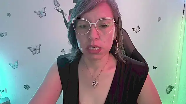 Lady breaks hearts online show from March 24, 12:38 pm