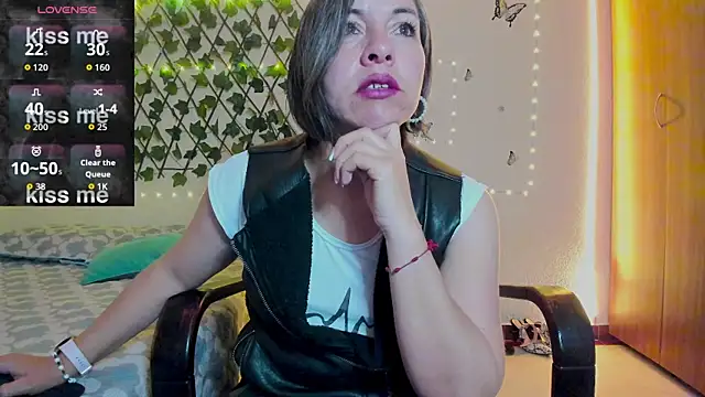 Lady breaks hearts online show from September 18, 10:40 am