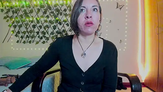 Lady breaks hearts online show from September 30, 10:32 am