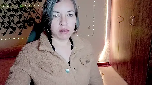 Lady breaks hearts online show from November 19, 9:42 am