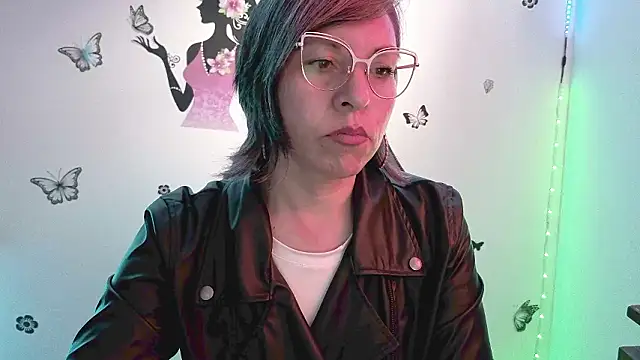 Lady breaks hearts online show from March 19, 10:32 pm