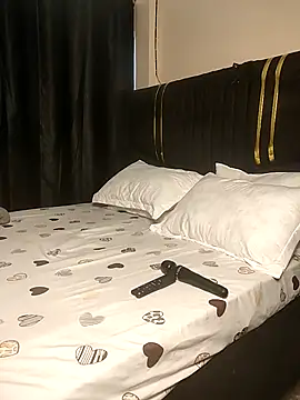 Snapshot of KikiLovesD chatting on February 11, 8:03 am KikiLovesD online show from February 11, 8:03 am