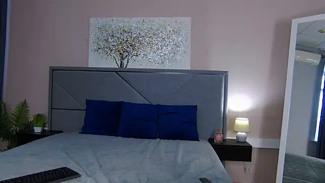 NicoleRosss online show from April 17, 1:47 pm